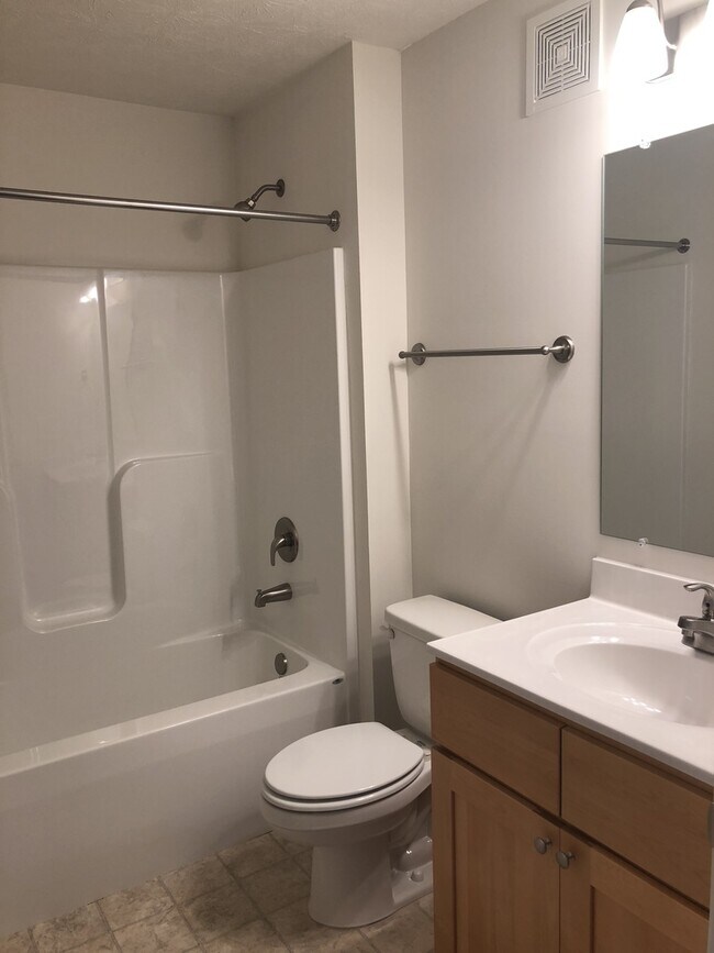 Foto del edificio - One Bedroom Garden Apartment
