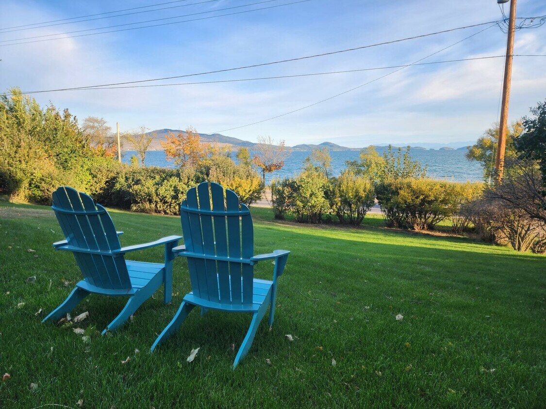 Primary Photo - Furnished 1 BDRM/ 1 BA Lakeview Duplex in ...