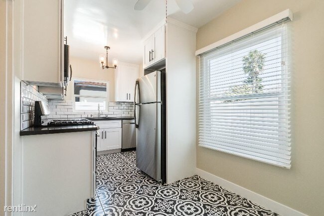 Building Photo - 1 br, 1 bath Apartment - 7317 La Jolla Blvd