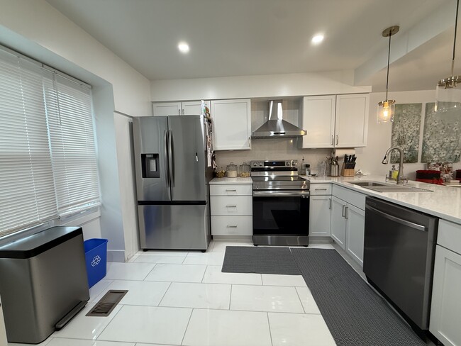 Building Photo - 2808 Evelyn Ct