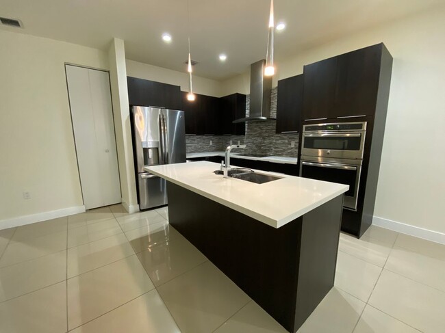 Foto del edificio - 6415 NW 102nd Path