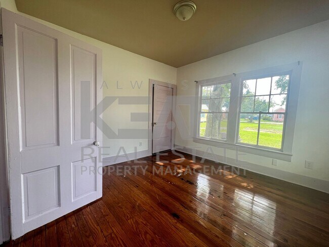 Foto del edificio - 3 Bedroom, 1 Bathroom House is Available Now!