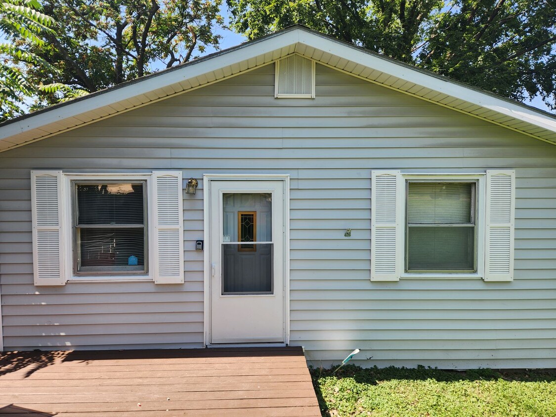 3 Bed 2 Bath Spacious home! - 3 Bed 2 Bath Spacious home!