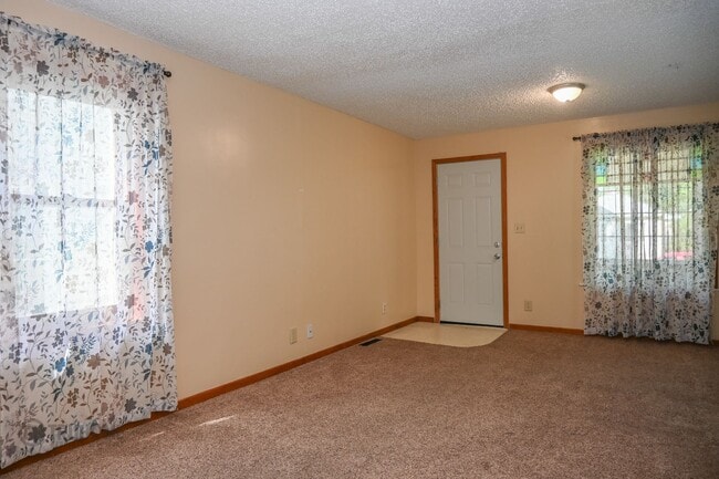 Building Photo - Charming 2 Bed 1 Bath Single Family Home f...