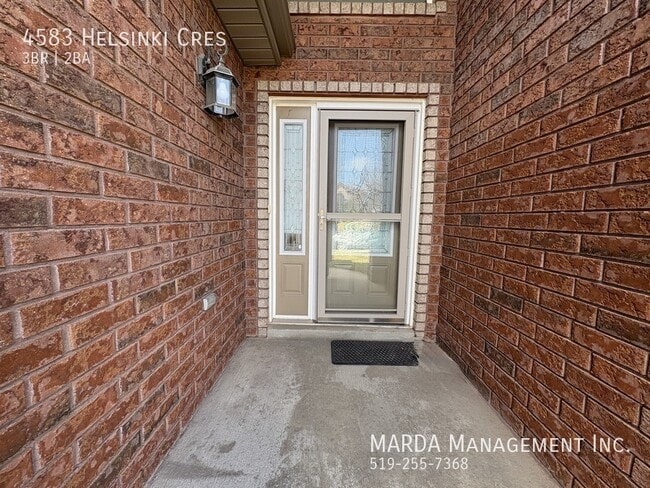 Building Photo - SPACIOUS 3+1 BED/2 BATH/2 KITCHEN HOUSE + UTILITIES
