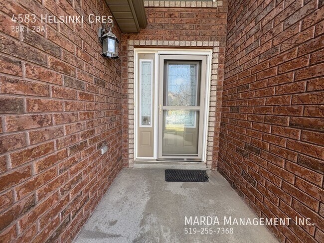 Photo du bâtiment - SPACIOUS 3+1 BED/2 BATH/2 KITCHEN HOUSE + UTILITIES