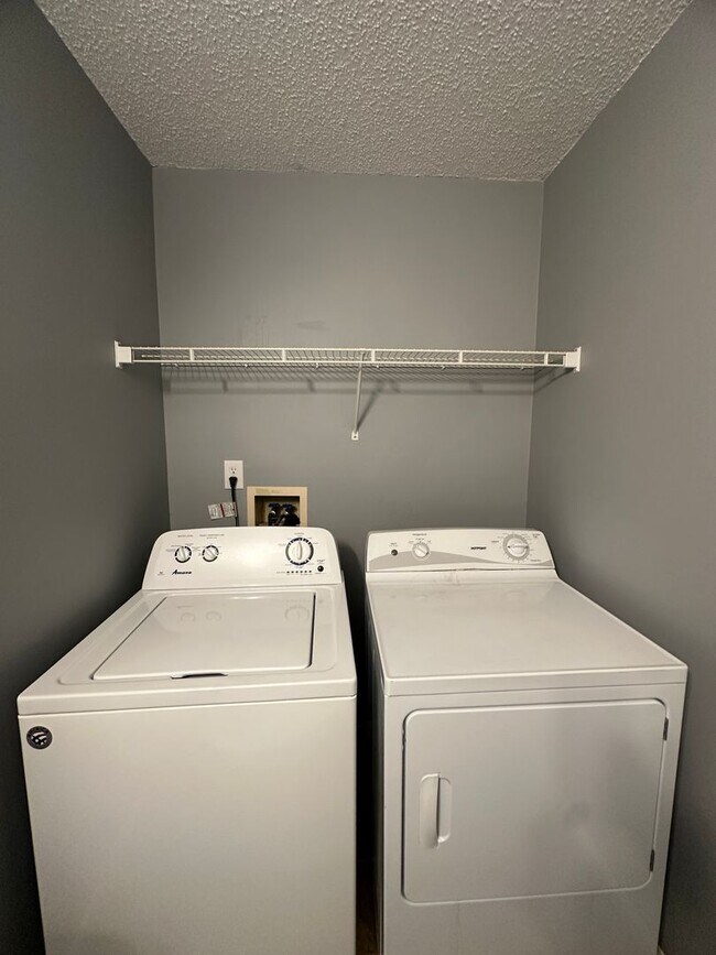 Building Photo - Briarwood West!  End Unit!
