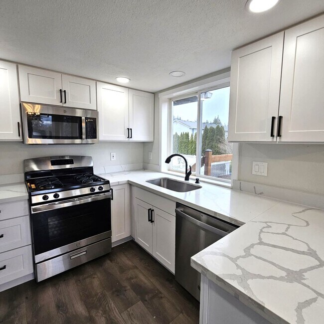 Building Photo - Spacious 4 bedroom home with large