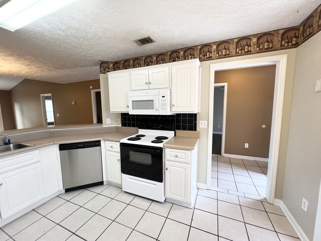 Building Photo - 623 Belle Court