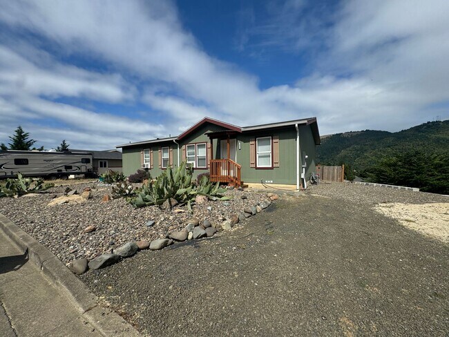 Building Photo - 3 Bedroom in Myrtle Creek