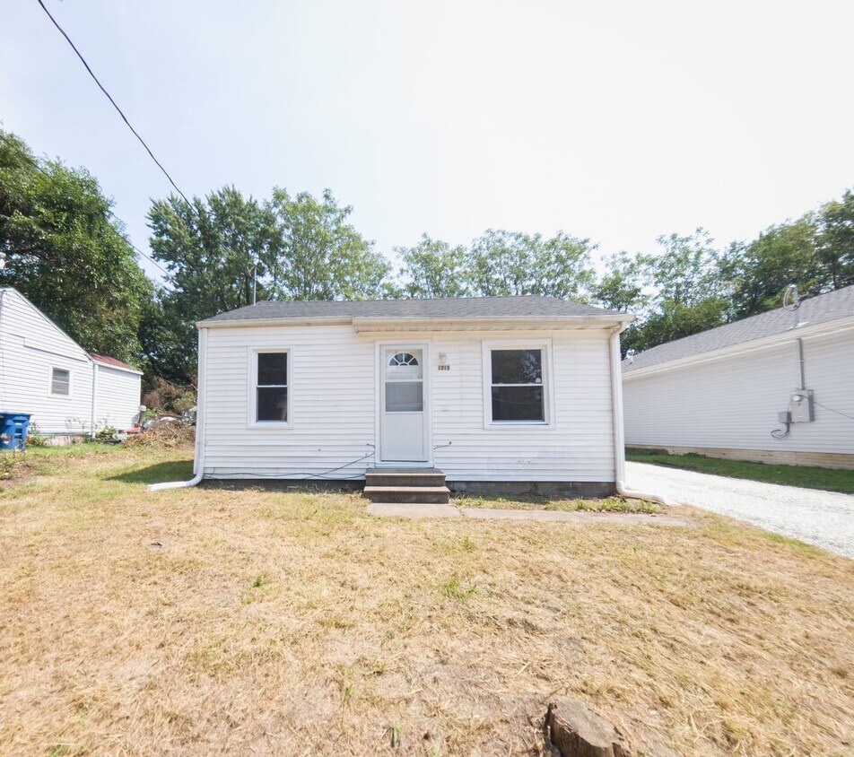 Foto principal - Updated 2 bedroom 1 bathroom home