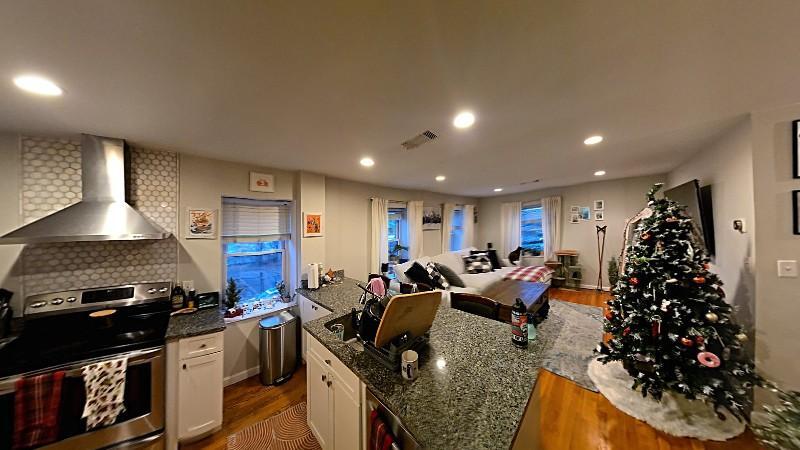 Primary Photo - 416 Medford St