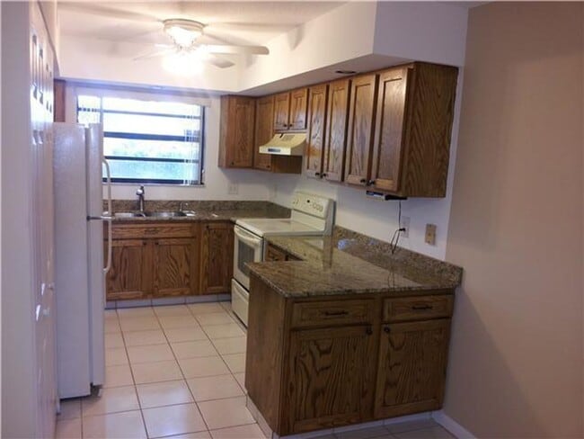 Building Photo - 2 bed 2 ½ Bath townhouse