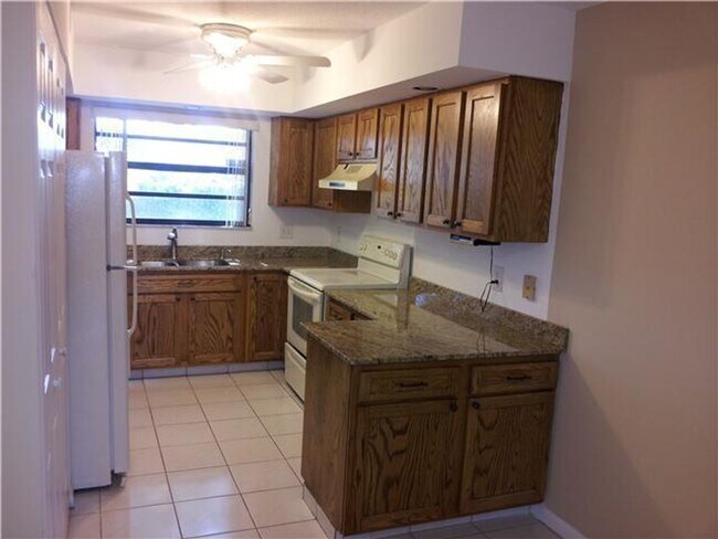 Foto del edificio - 2 bed 2 ½ Bath townhouse