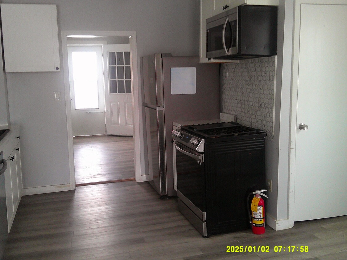 Building Photo - 408 W Willett St