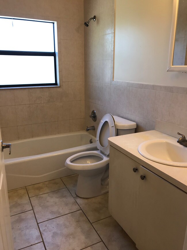 Foto del edificio - 711 SW 3rd Pl