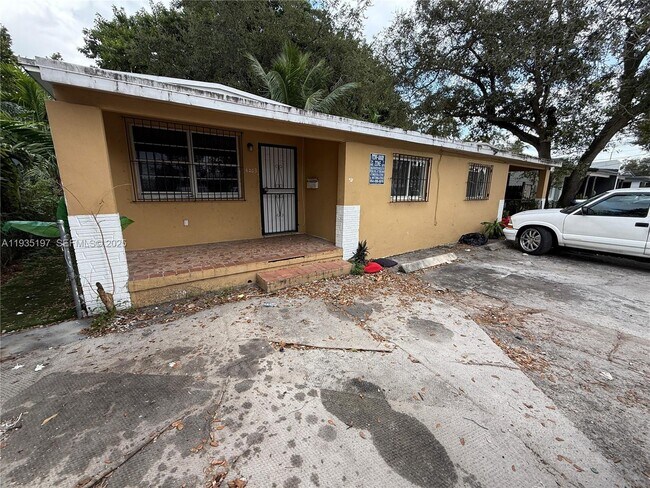 Foto del edificio - 8203 NW 5th Ct