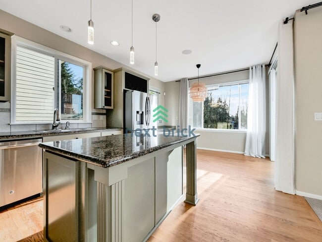 Building Photo - 5 Bed and 3.5 Bath Single-family Home is A...