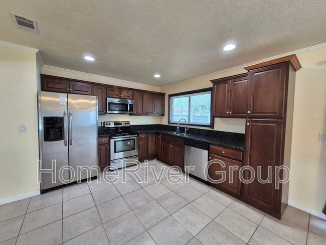 Building Photo - 143 SW Tulip Blvd
