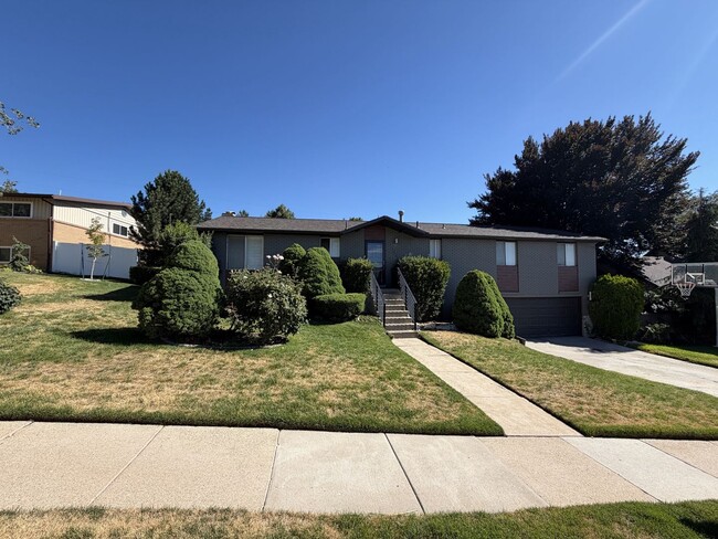 Building Photo - Spacious 4 Bed, 2 Bath Home with Fenced Yard