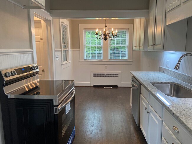 Foto del edificio - 2 Bedroom, 1 Bathroom House in Burlington!