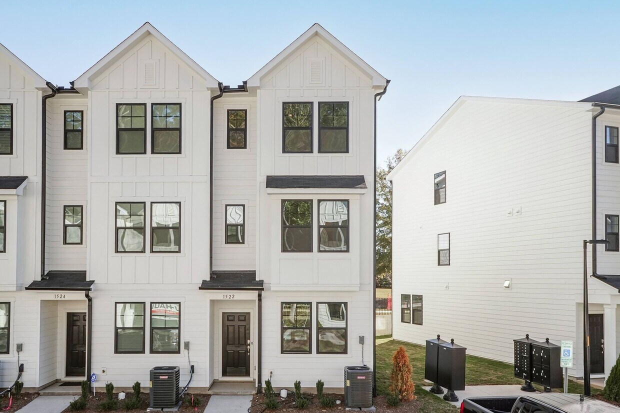 Foto principal - Three Bedroom End Unit Townhome!