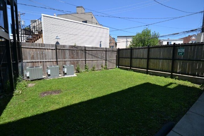 Building Photo - 3016 N Oakley Ave