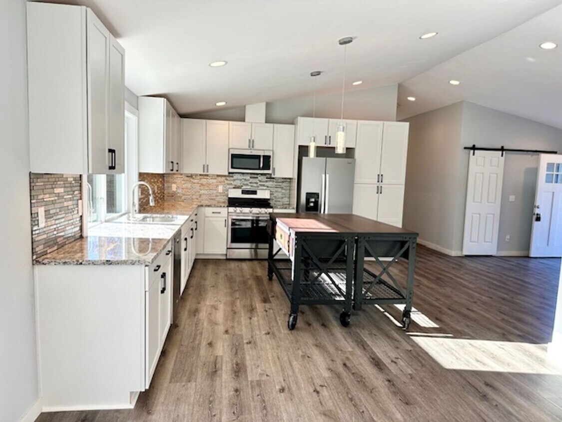 Primary Photo - Bright Open 3 bedroom home available now!