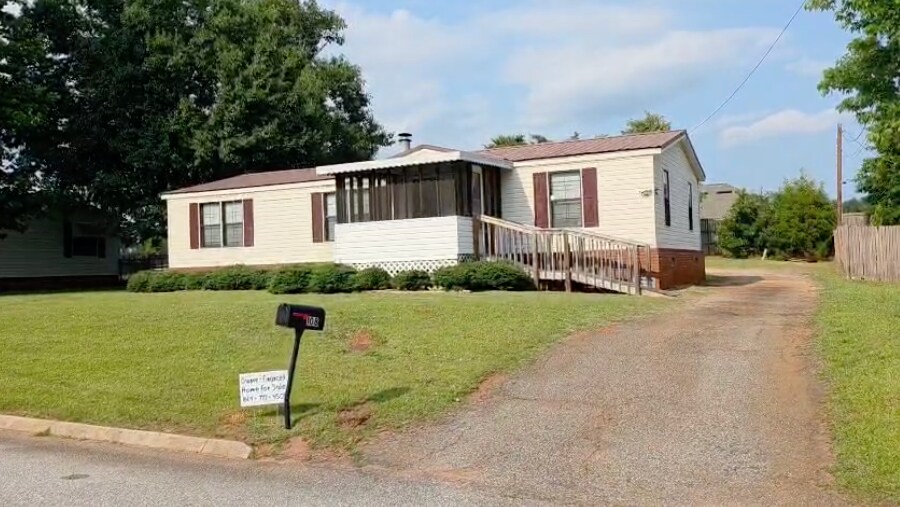Primary Photo - 108 Saxon Dr