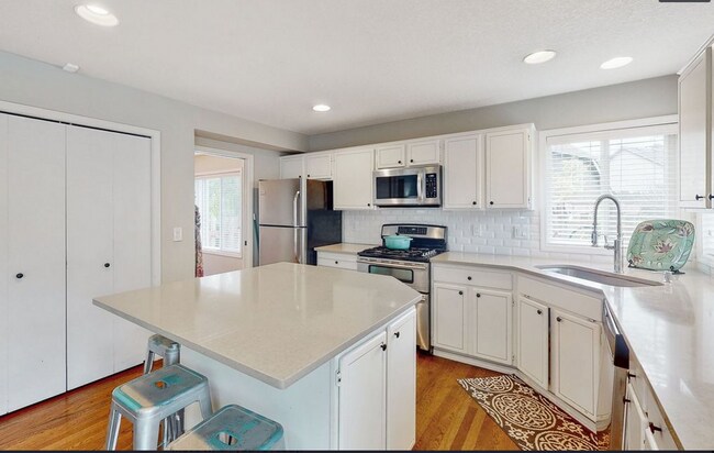 Foto del edificio - This Gorgeous 4 Bedroom Home is Located in...