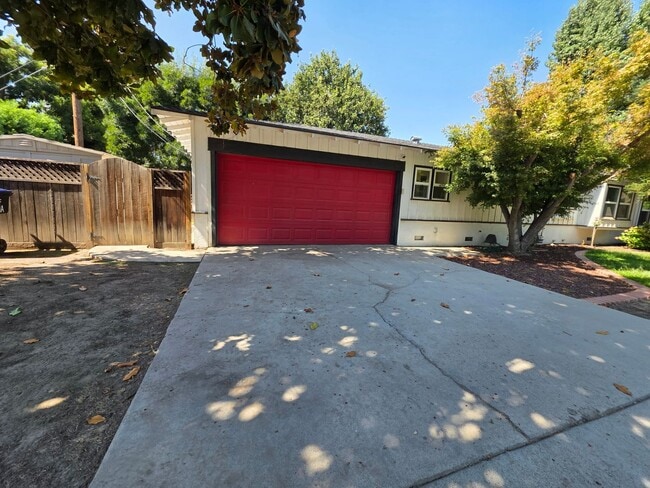 Building Photo - 2 bedroom 2 bathroom in Beverly Glen!