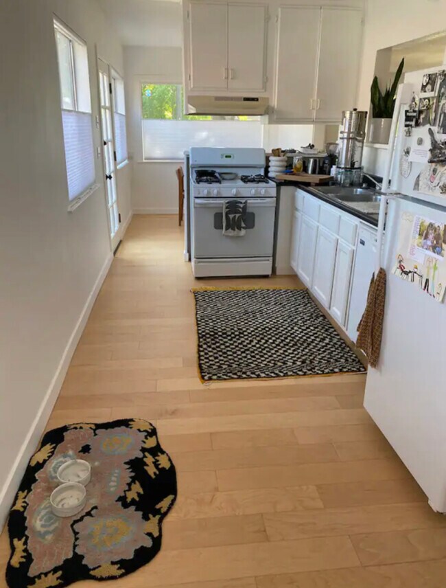 Kitchen w/dishwasher & garbage disposal - 255 N Arnaz St