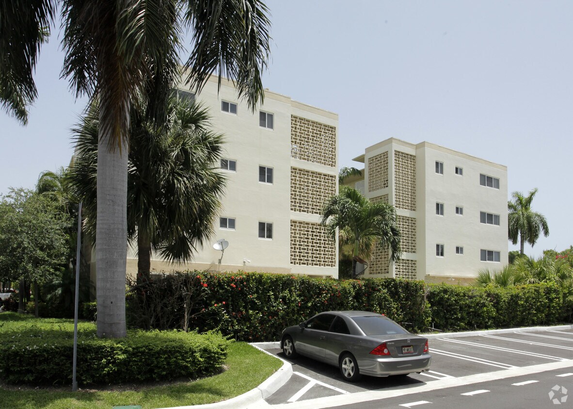 Foto del edificio - Ambassador Place Condominiums