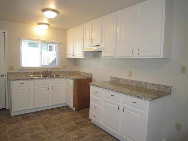 Kitchen - 322 E Ivy St