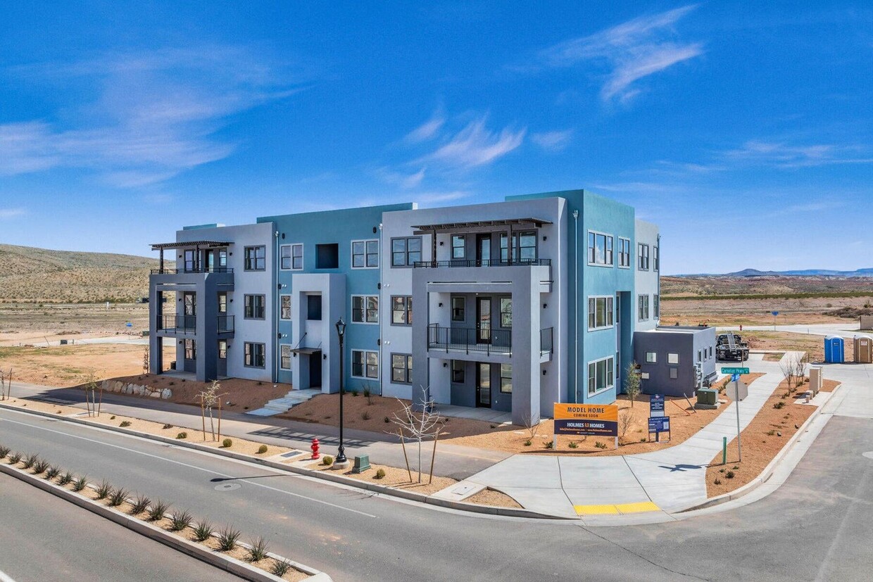 Primary Photo - Desert Color Condo!