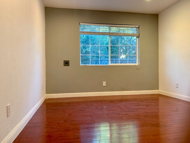 Building Photo - 39486 Royal Palm Dr