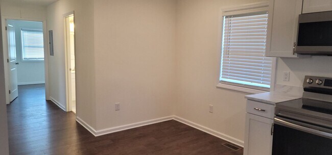 Building Photo - Fully Remodeled 3 Bedroom Home located in ...