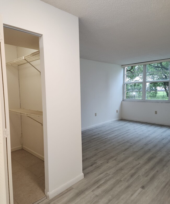 Closets - 1100 Saint Charles Pl