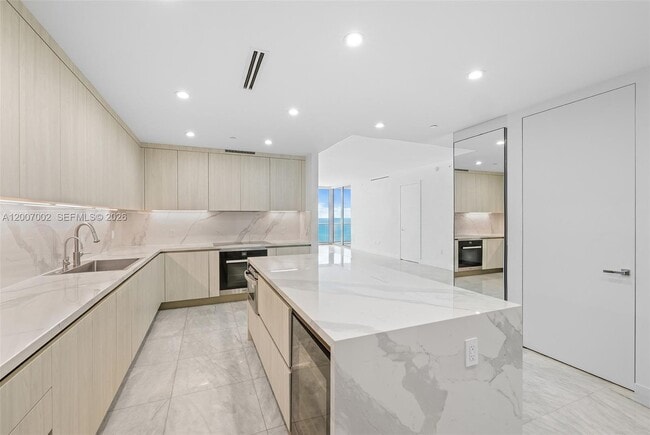 Foto del edificio - 100 South Pointe Dr