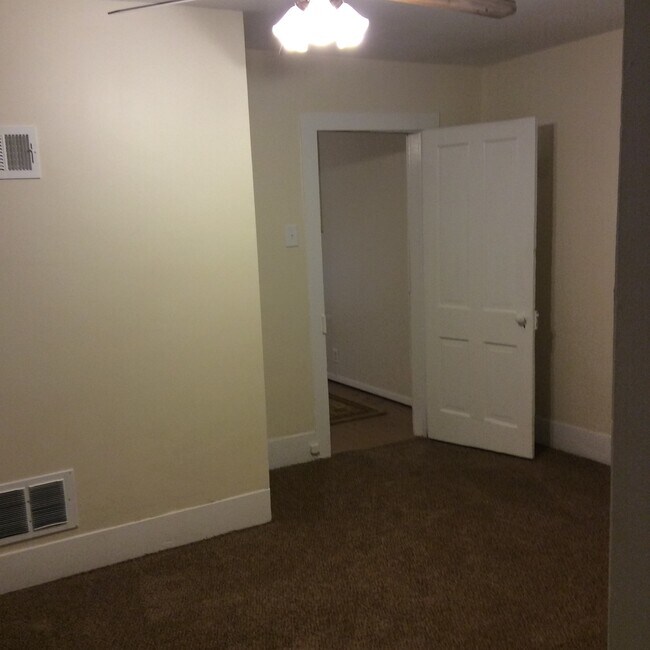Del dormitorio a la sala de estar - 418 S Commercial St