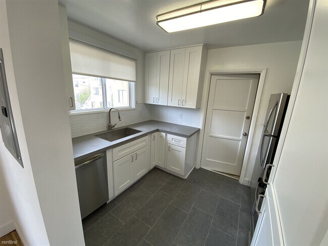 Building Photo - 1 br, 1 bath Apartment - 3340 Rowena Avenue D
