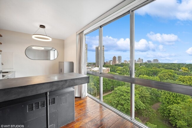 Foto del edificio - 1555 N Dearborn Pkwy