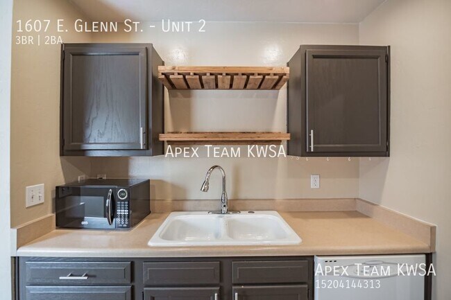 Building Photo - $1595- Great Location: 3 Bed / 2 Bath Home...