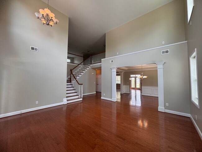 Foto del edificio - Stunning 5 Bedroom 4 Bath Home with 3 Car ...