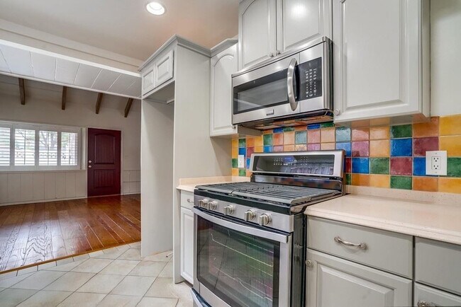 Foto del edificio - 229 N Hollywood Way