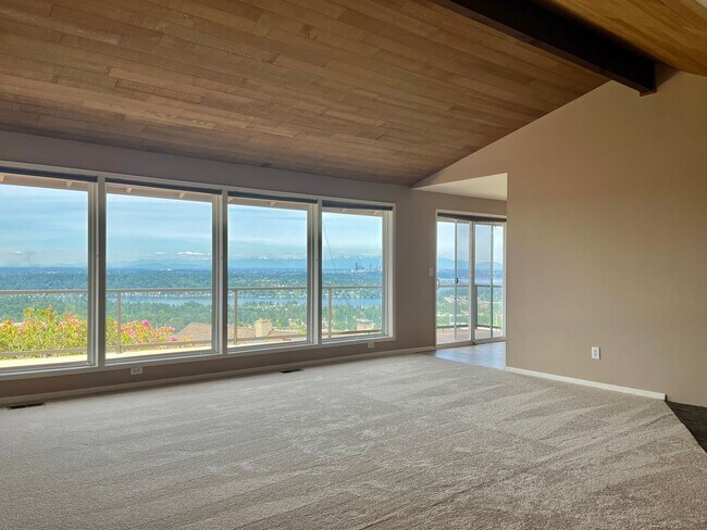 Building Photo - Light-Filled Somerset View Home