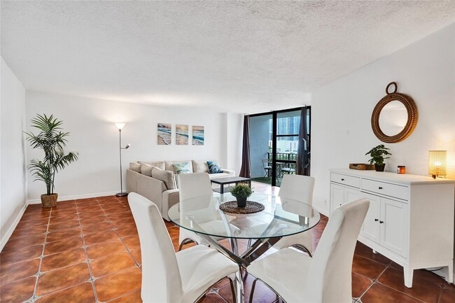 Building Photo - 1000 Parkview Dr