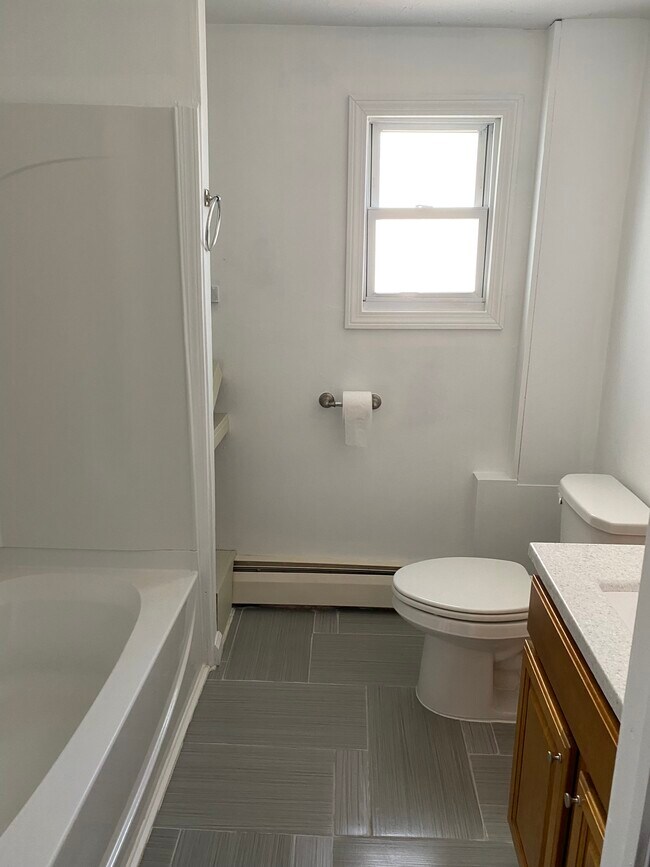 Building Photo - 420 Putnam Pike