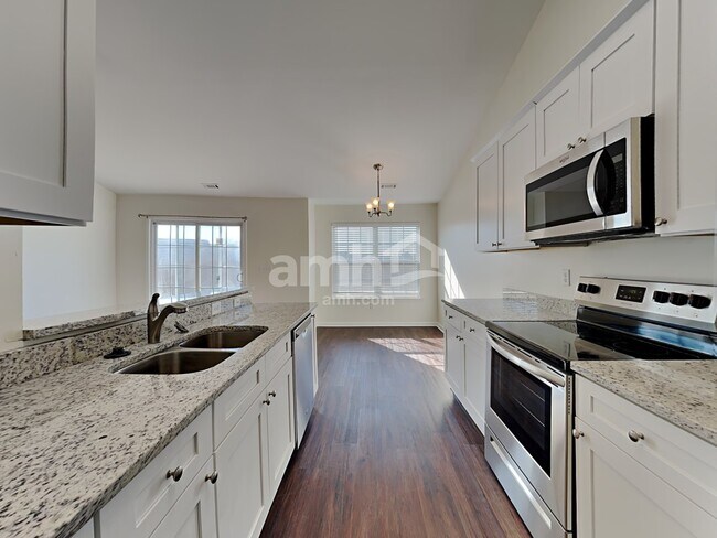 Building Photo - 704 E Camelton Dr