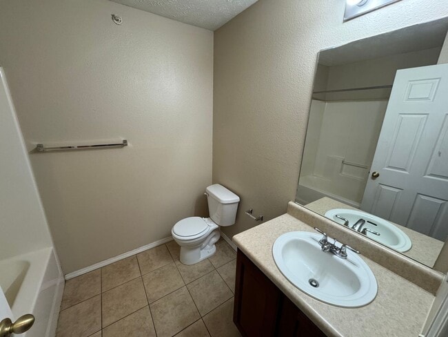 Building Photo - 2 bedroom -2 bathroom top floor apartment
